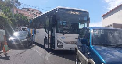 Autocarro ‘preso’ devido a estacionamentos irregulares