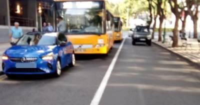 Carro mal estacionado volta a condicionar passagem de autocarros na Avenida Arriaga