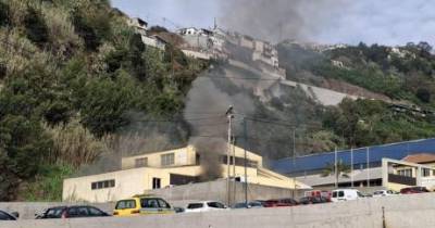 Incêndio em garagem no Funchal mobiliza duas corporações