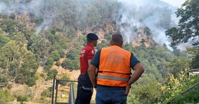 Incêndio mantém teatro de operações na Serra de Água e Curral e 80 operacionais no terreno