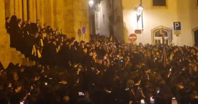 Estudantes de Coimbra resistiram e cumpriram a tradição na Sé Velha (com vídeos)