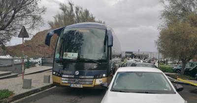 Carros mal-estacionados deixam trânsito bloqueado no Porto Moniz (com fotos)