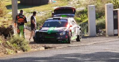 O piloto bateu de frente no qualifying.