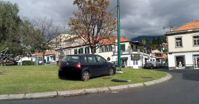 Viatura sobe rotunda no Funchal e embate em poste