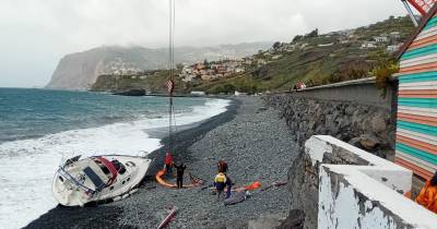 Retirada de veleiro encalhado na Praia Formosa mobiliza operação de grua