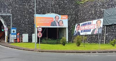 Cartazes de campanha eleitoral bem visíveis no centro de Santana