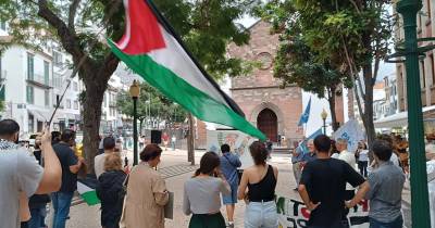 Manifestação junto à Sé pela paz na Palestina.