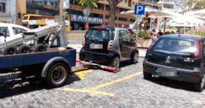 Carro estacionado em lugar de deficientes gera indignação e acaba rebocado (com fotos)