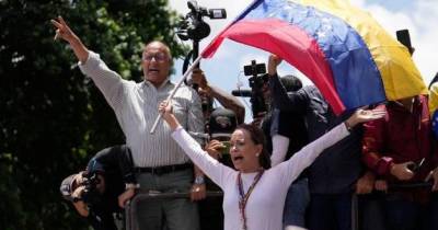 Williams Dávila (à esquerda) com María Corina Machado (ao centro), num protesto recente em Caracas.