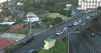 O trânsito está a gerar uma fila de 5km de veículos.