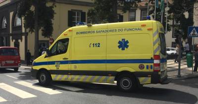 Criança transportada ao hospital após colisão entre dois carros no Funchal