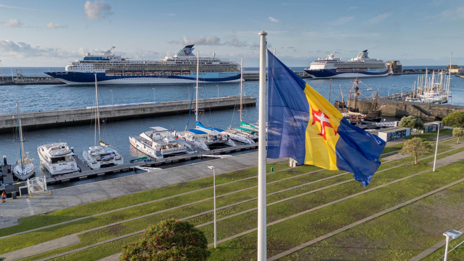 Porto do Funchal é palco de encontro entre navios ‘Marella’