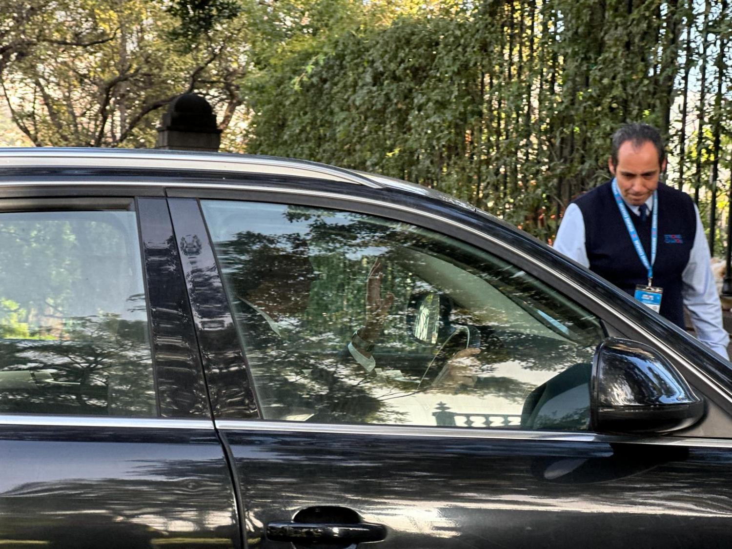 Continua o ‘entra e sai’ da residência oficial do Presidente do Governo.