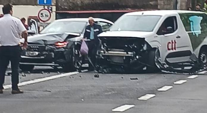 Rapariga socorrida após colisão aparatosa em Machico