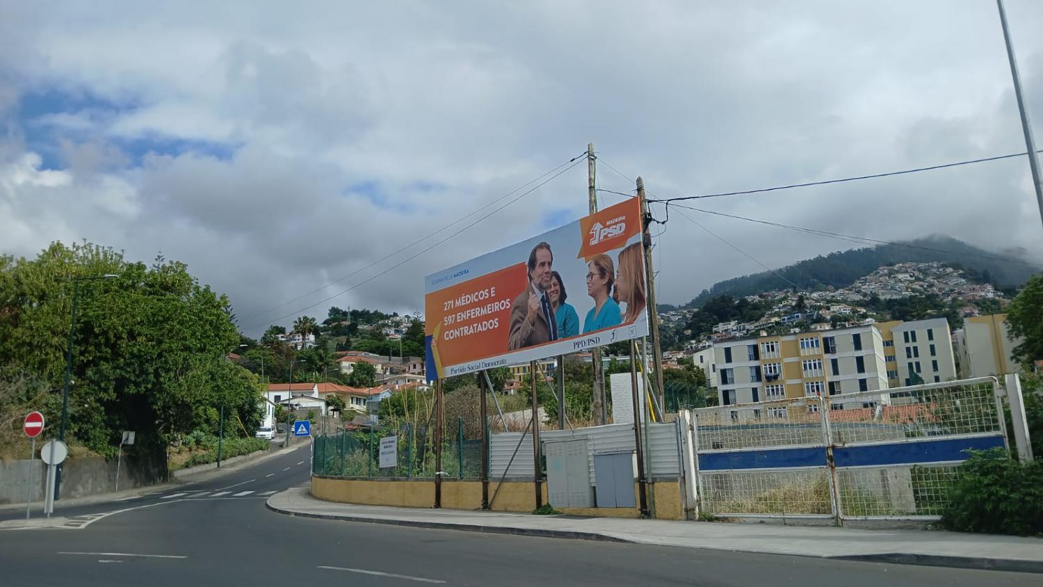 Um cartaz do PSD também persiste em Santo António, na rotunda acima do Centro de Saúde.