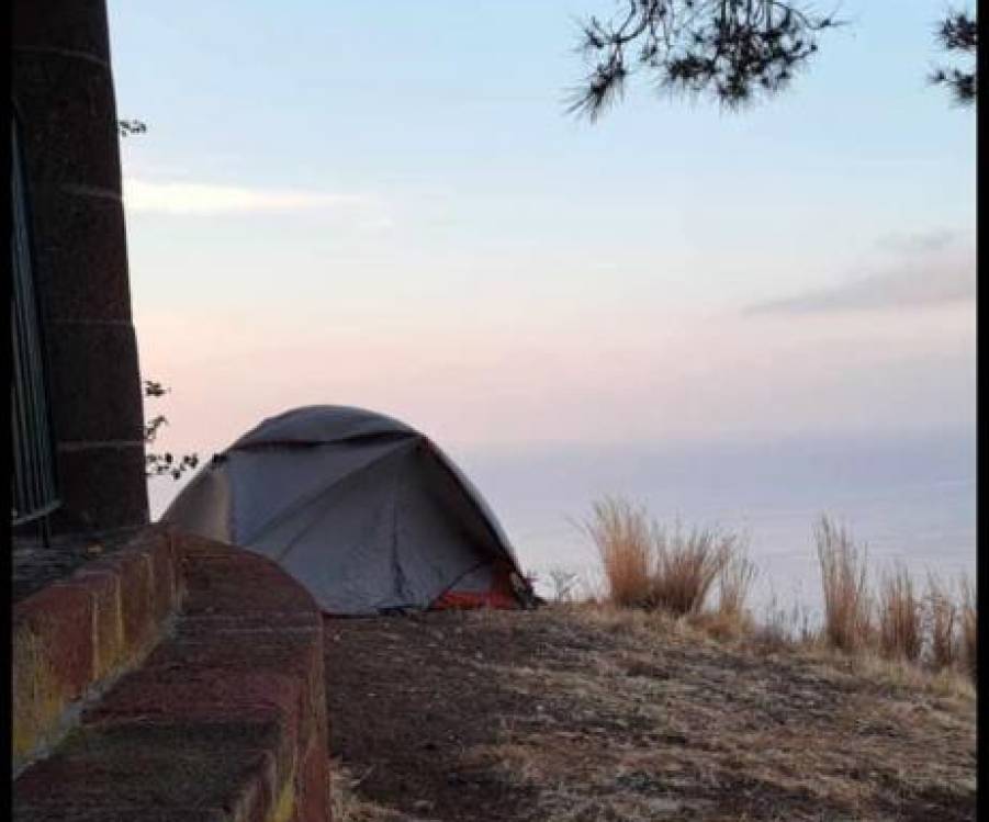 Turistas acampam no Miradouro do Pináculo