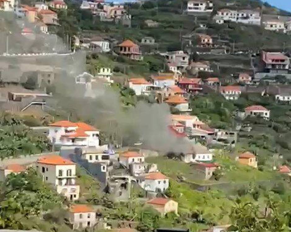 Fogo em habitação mobiliza bombeiros para o Campanário