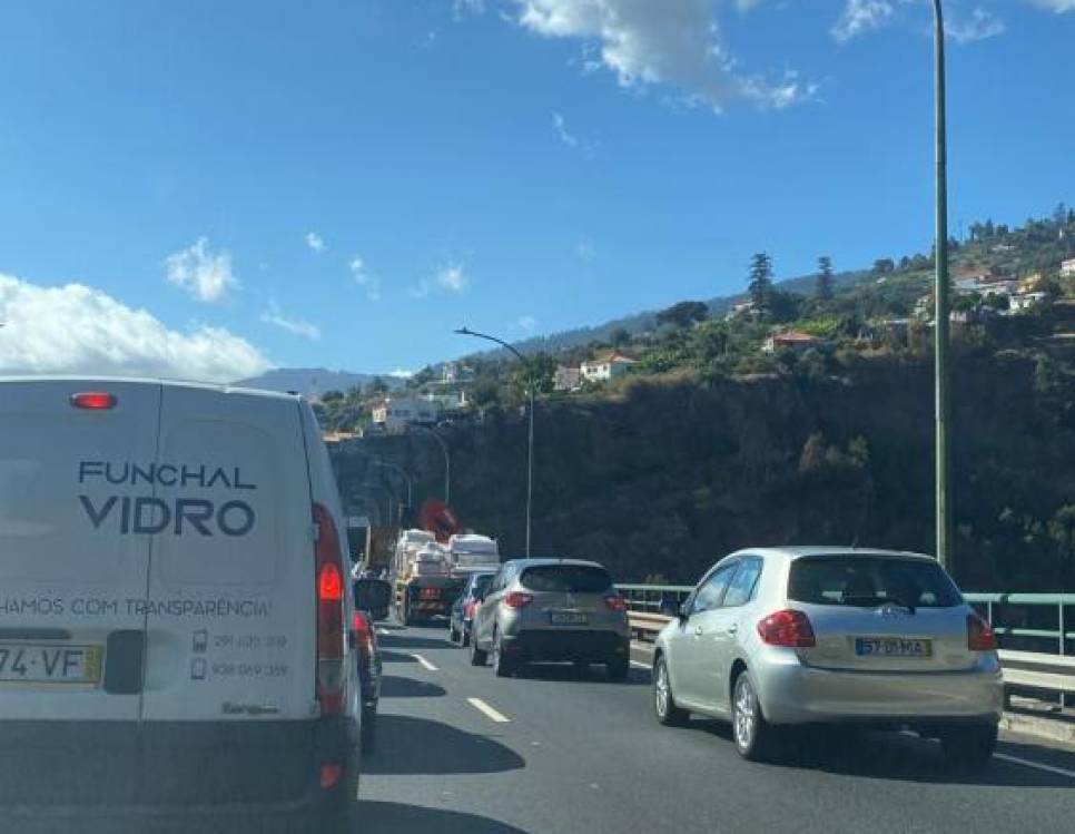 Trânsito congestionado na VR1 em Santa Cruz