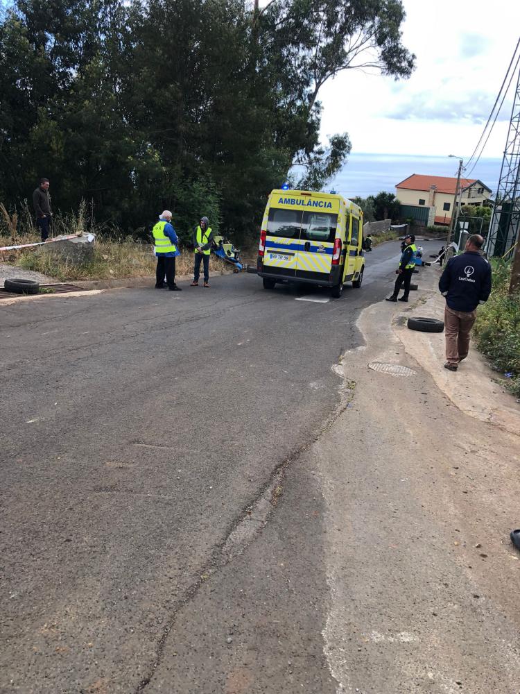 Ambulância foi deslocada para o local do acidente.
