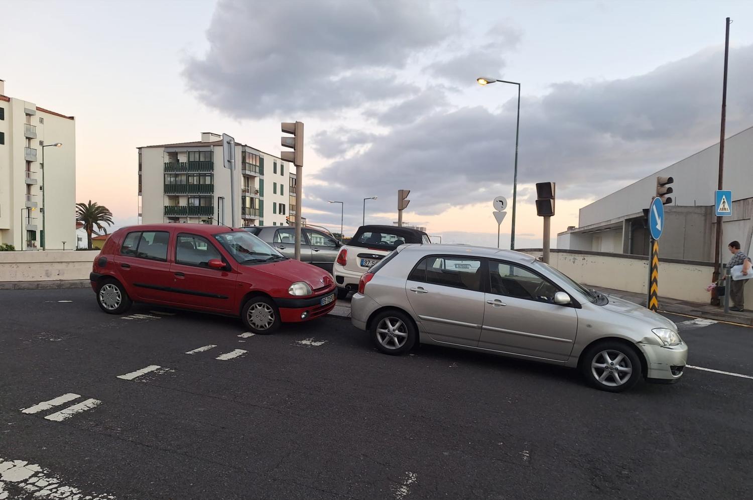 Viaturas utilizam todos os acessos para estacionar.