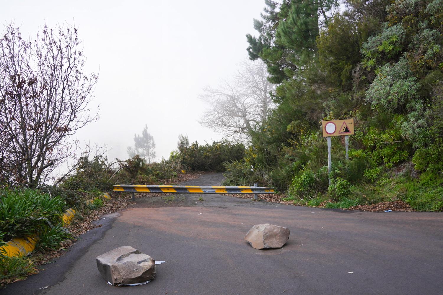 À medida que os dias e anos vão passando, a antiga estrada mostra-se com cada vez mais pedras.