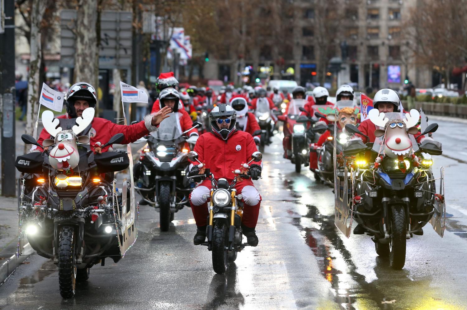 Motociclistas vestidos com fatos de Pai Natal levam presentes a crianças com deficiência (com fotos)