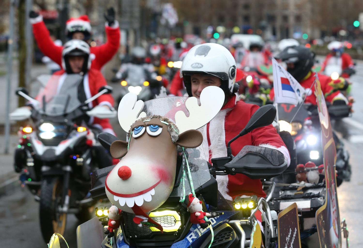 Motociclistas vestidos com fatos de Pai Natal levam presentes a crianças com deficiência (com fotos)