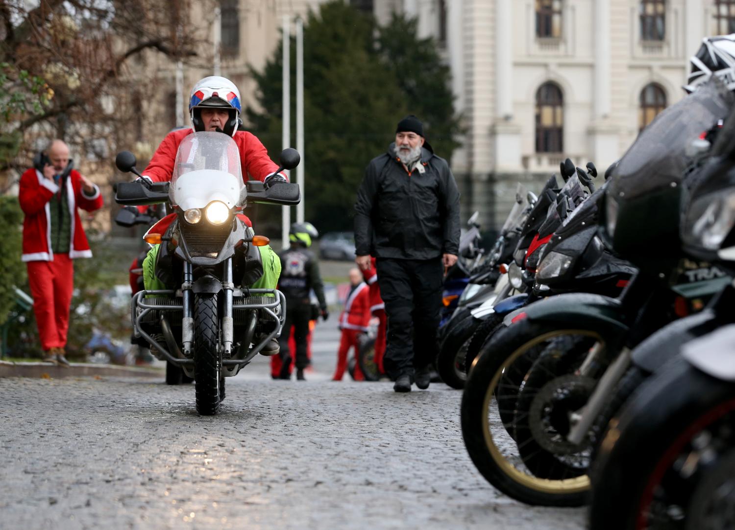 Motociclistas vestidos com fatos de Pai Natal levam presentes a crianças com deficiência (com fotos)