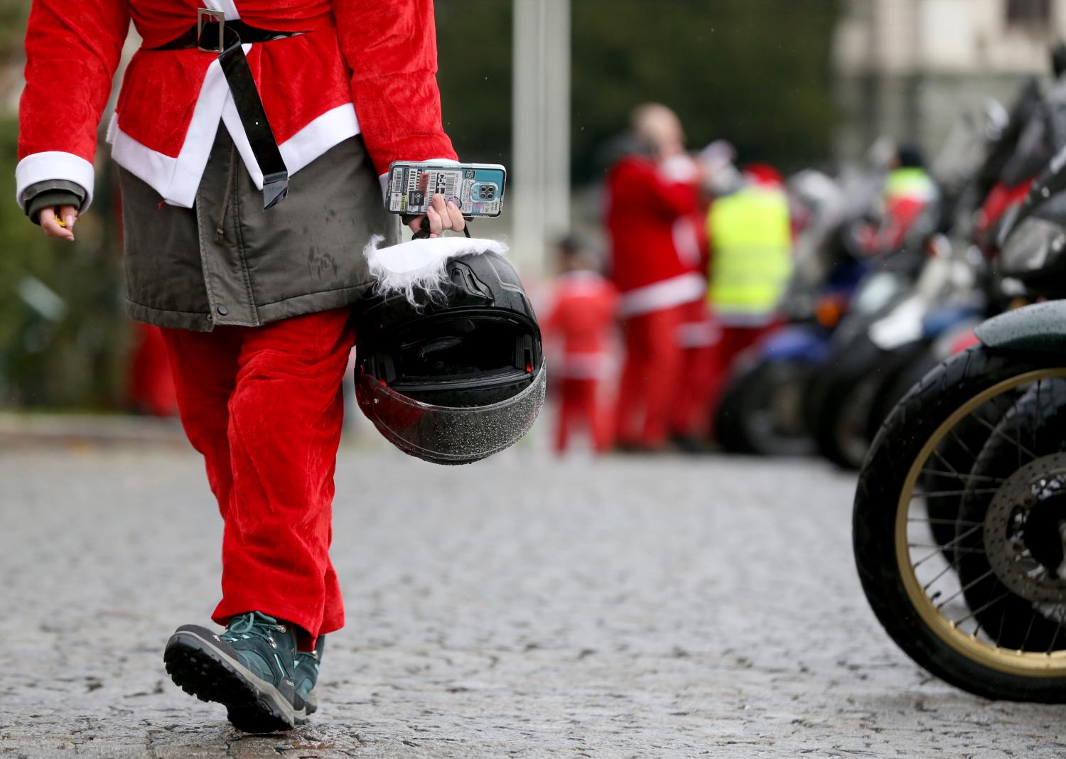 Motociclistas vestidos com fatos de Pai Natal levam presentes a crianças com deficiência (com fotos)