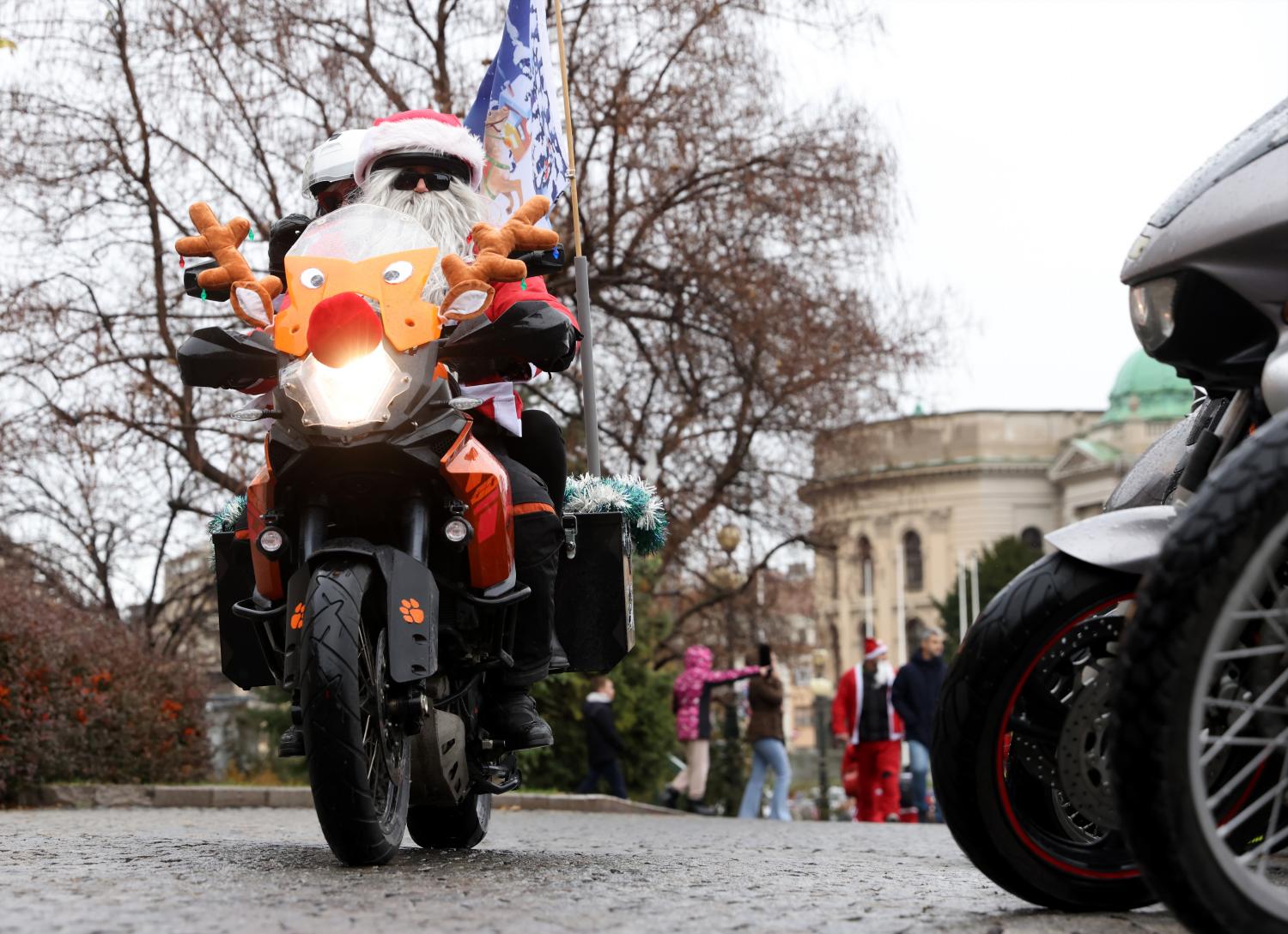 Motociclistas vestidos com fatos de Pai Natal levam presentes a crianças com deficiência (com fotos)