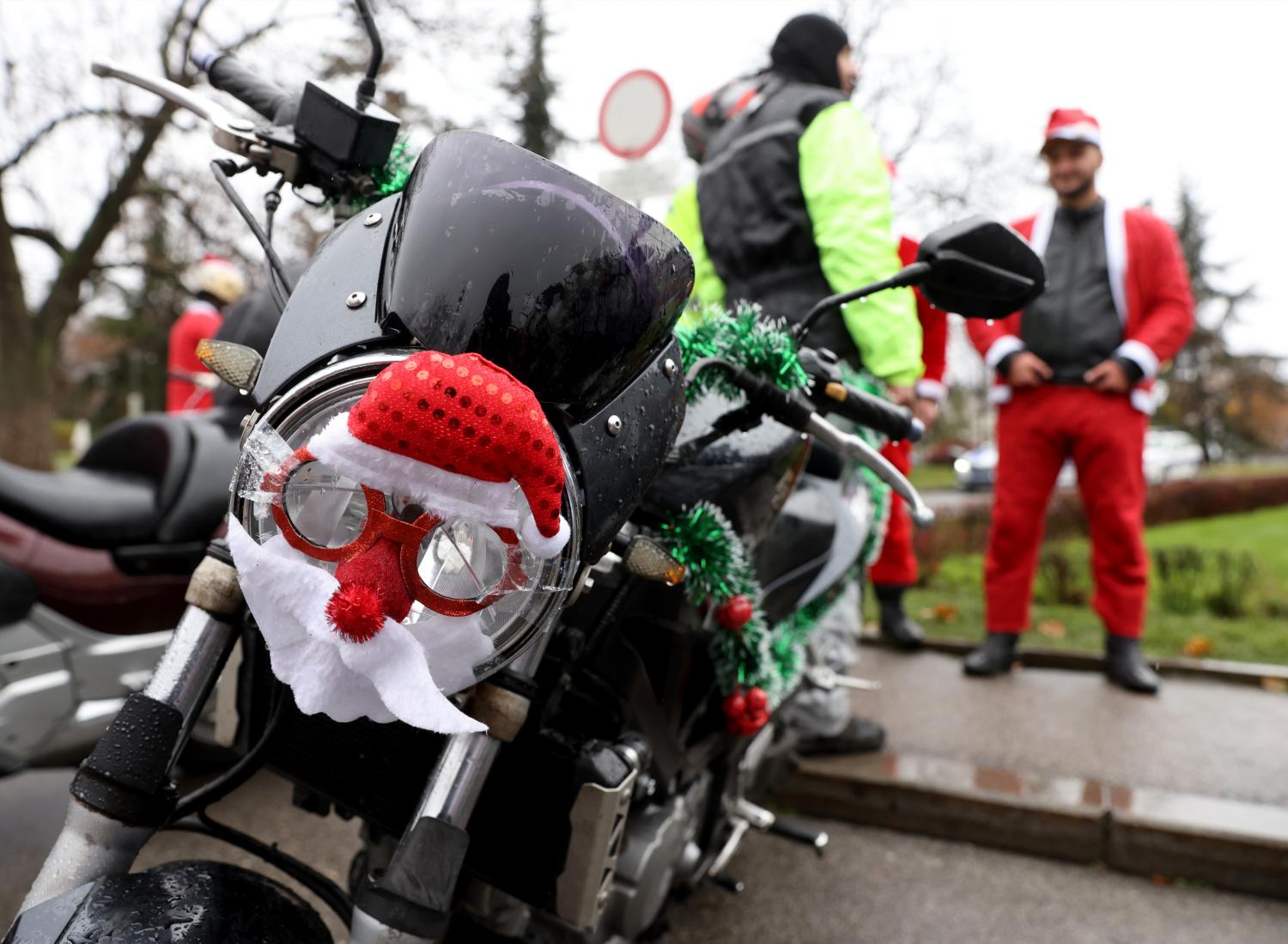 Motociclistas vestidos com fatos de Pai Natal levam presentes a crianças com deficiência (com fotos)