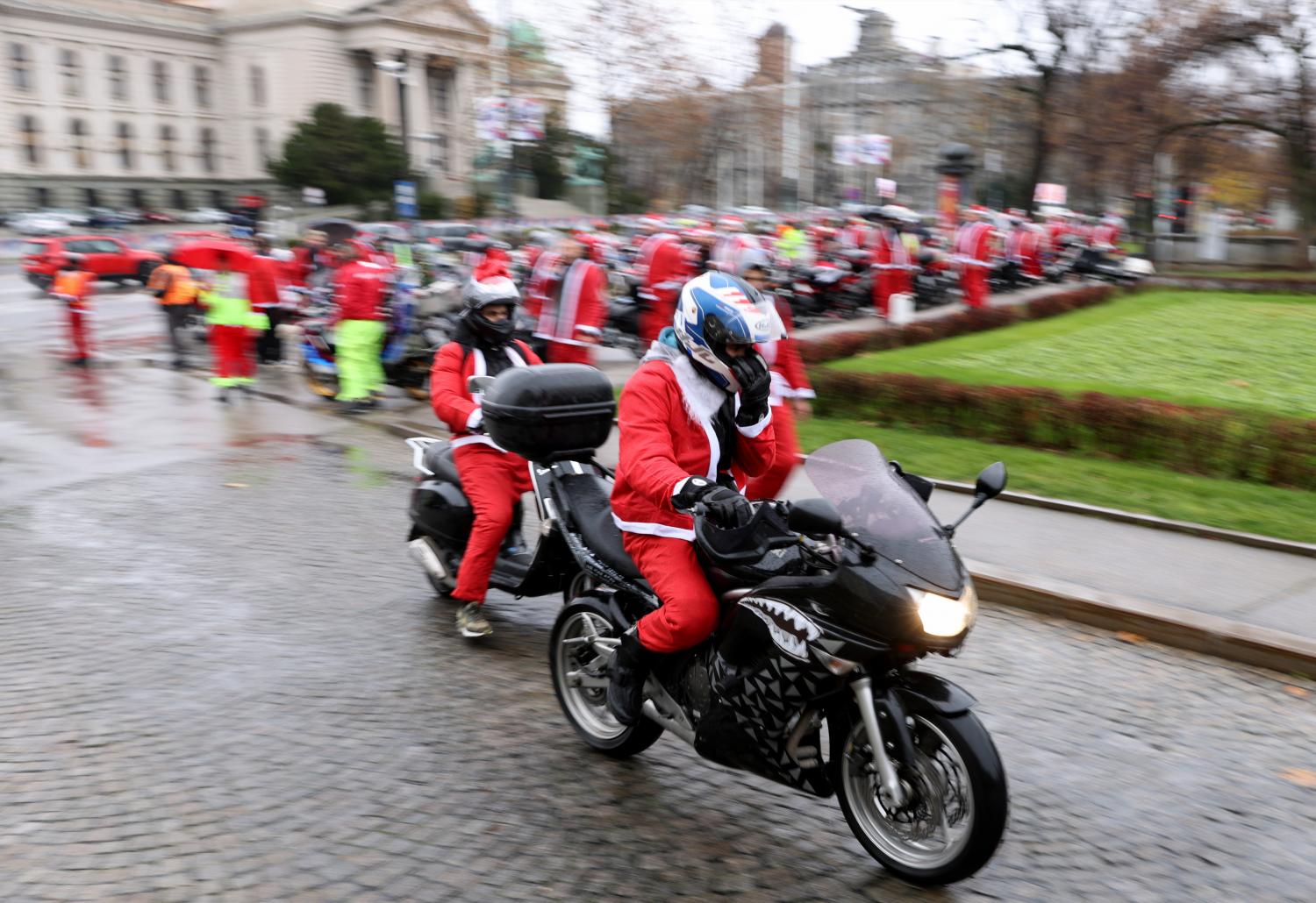 Motociclistas vestidos com fatos de Pai Natal levam presentes a crianças com deficiência (com fotos)