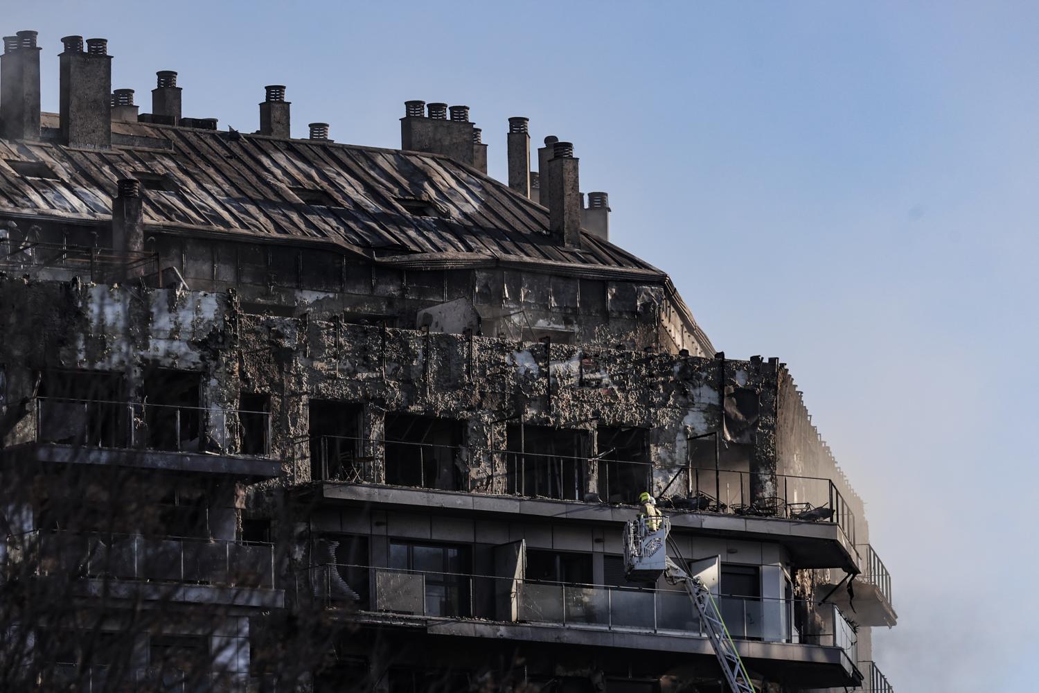 Sobe para 10 o número de mortos em incêndio em prédio residencial de Valência