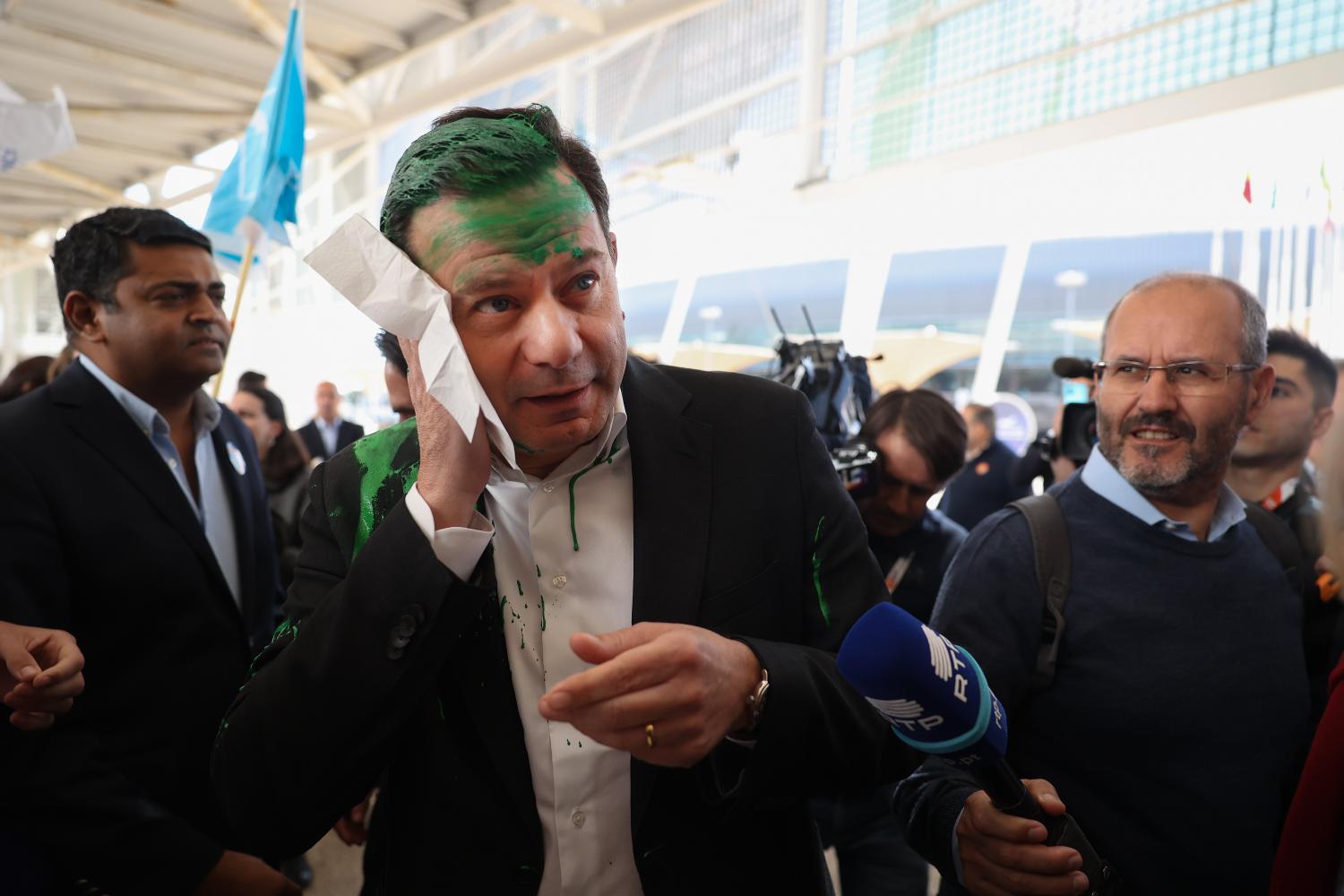 Luís Montenegro atingido com tinta durante campanha na BTL