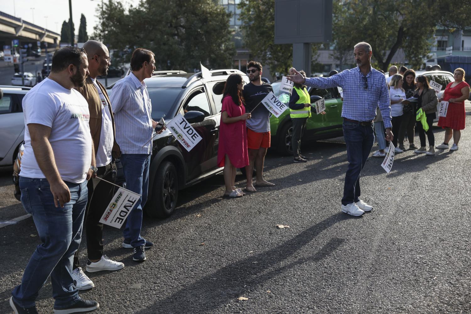 Manifestação de motoristas de TVDE que reivindicam melhores tarifas, selo holográfico e a revisão da lei que regula o setor TVDE, esta manhã em Lisboa, 23 de setembro de 2024 MIGUEL A. LOPES/LUSA