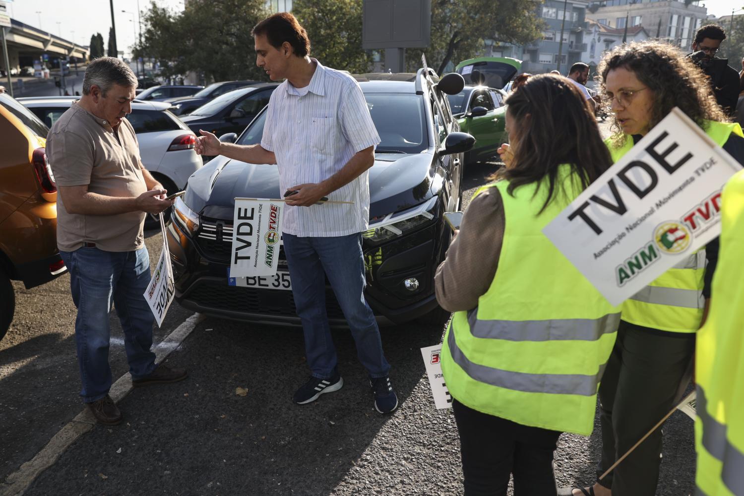 Manifestação de motoristas de TVDE que reivindicam melhores tarifas, selo holográfico e a revisão da lei que regula o setor TVDE, esta manhã em Lisboa, 23 de setembro de 2024 MIGUEL A. LOPES/LUSA