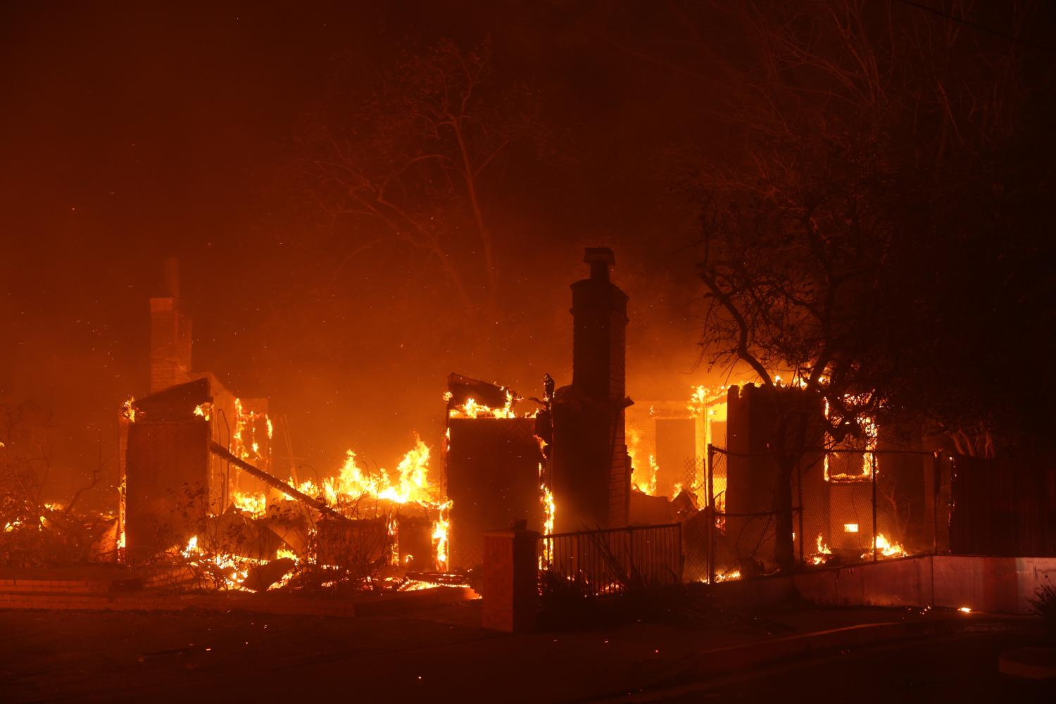 Incêndios florestais na Califórnia estão fora de controlo