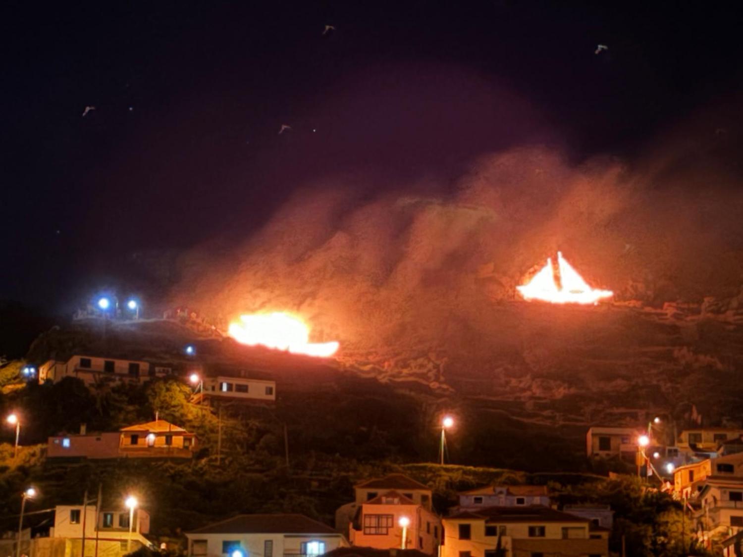 Multidão em Machico para ver os Fachos