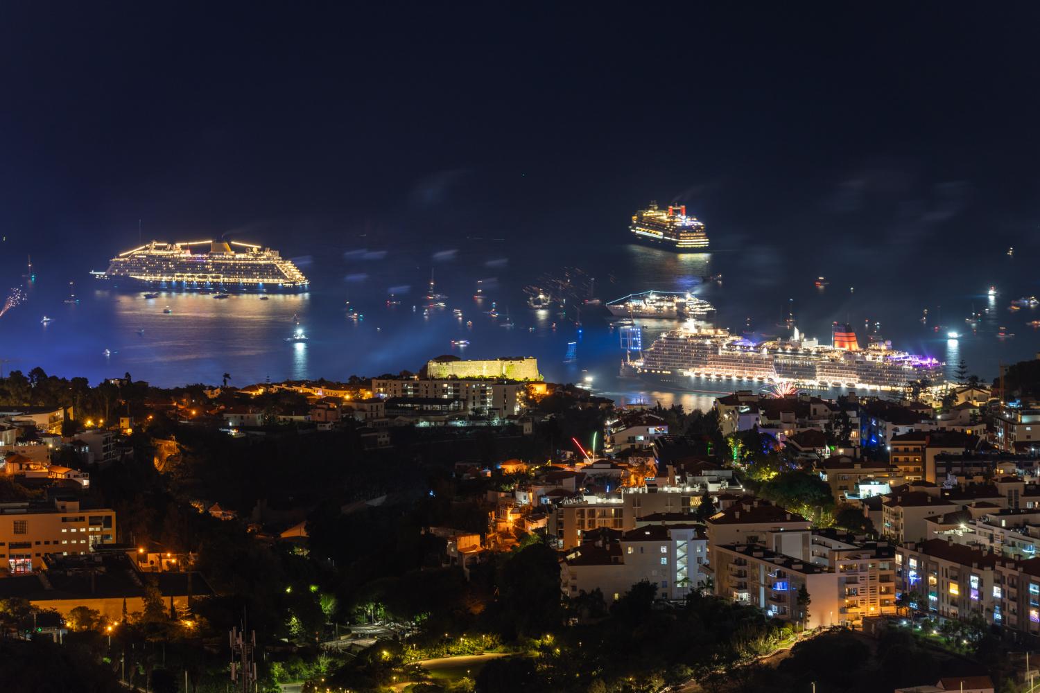 Olá, 2025: as 24 fotos que mostram como foi a passagem de ano no Funchal