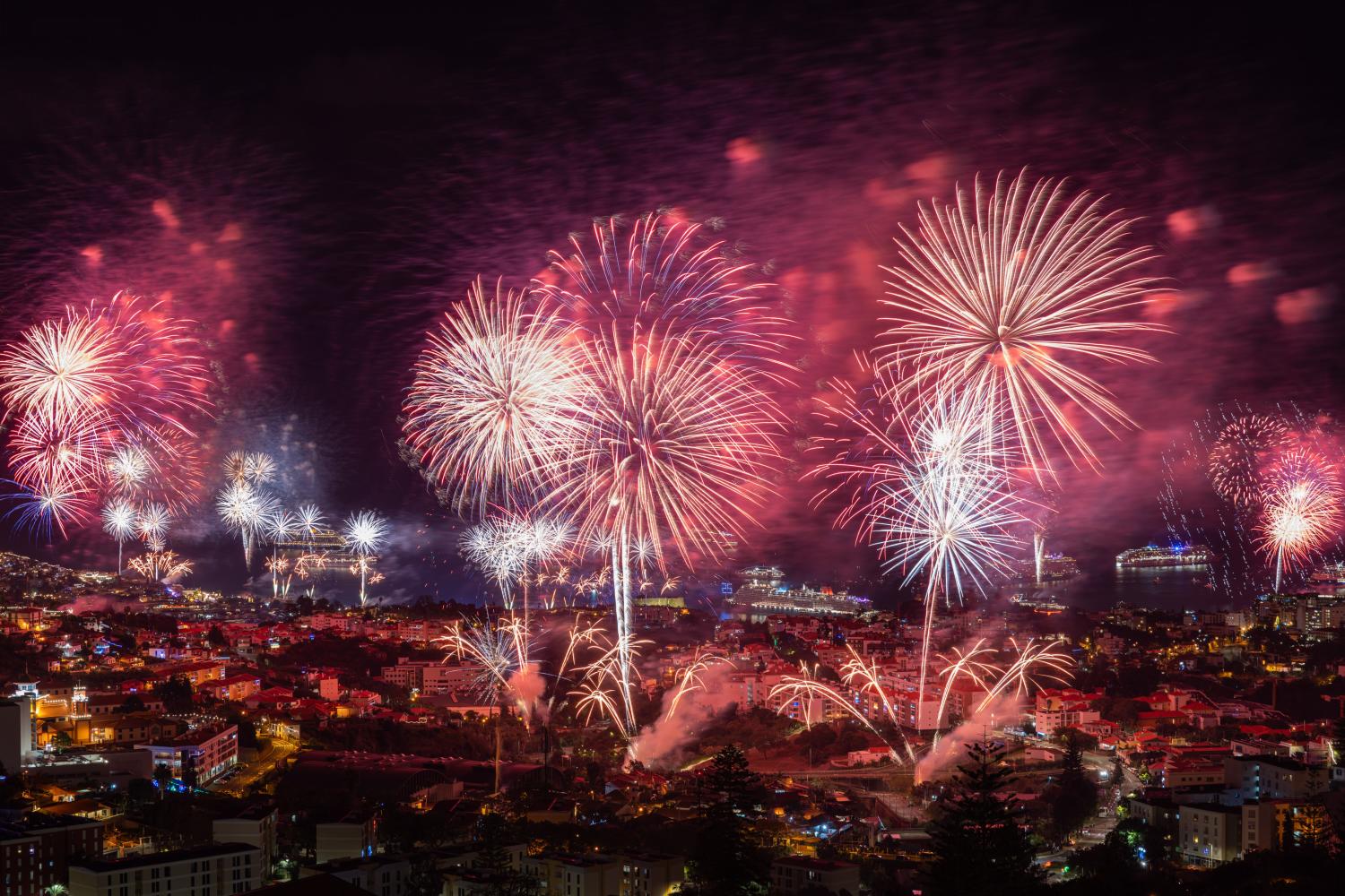 Olá, 2025: as 24 fotos que mostram como foi a passagem de ano no Funchal