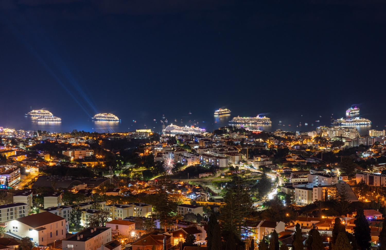 Olá, 2025: as 24 fotos que mostram como foi a passagem de ano no Funchal