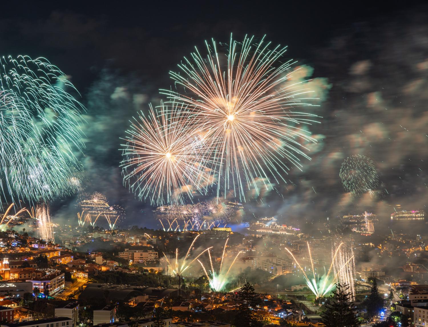 Olá, 2025: as 24 fotos que mostram como foi a passagem de ano no Funchal