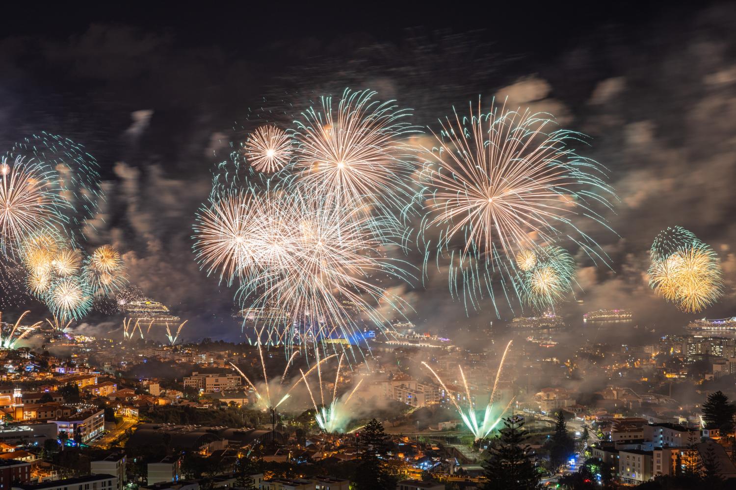 Olá, 2025: as 24 fotos que mostram como foi a passagem de ano no Funchal