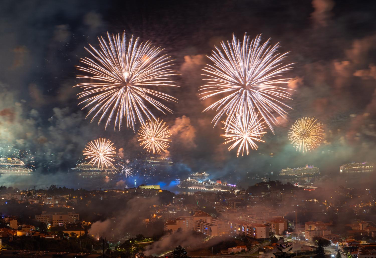 Olá, 2025: as 24 fotos que mostram como foi a passagem de ano no Funchal