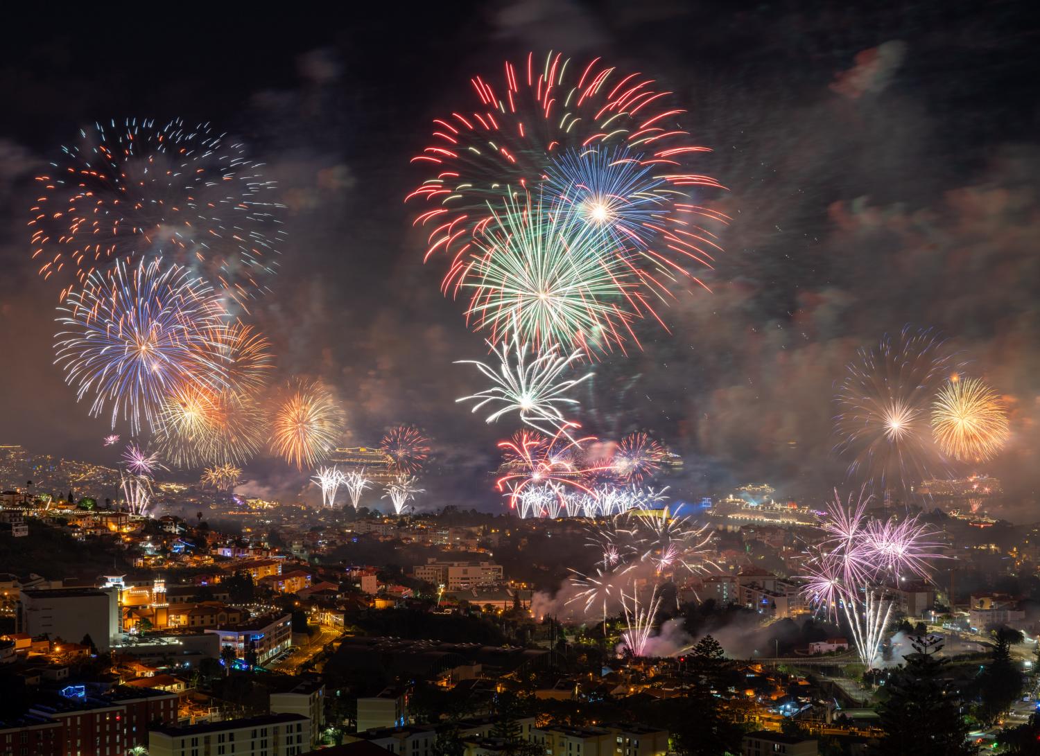 Olá, 2025: as 24 fotos que mostram como foi a passagem de ano no Funchal