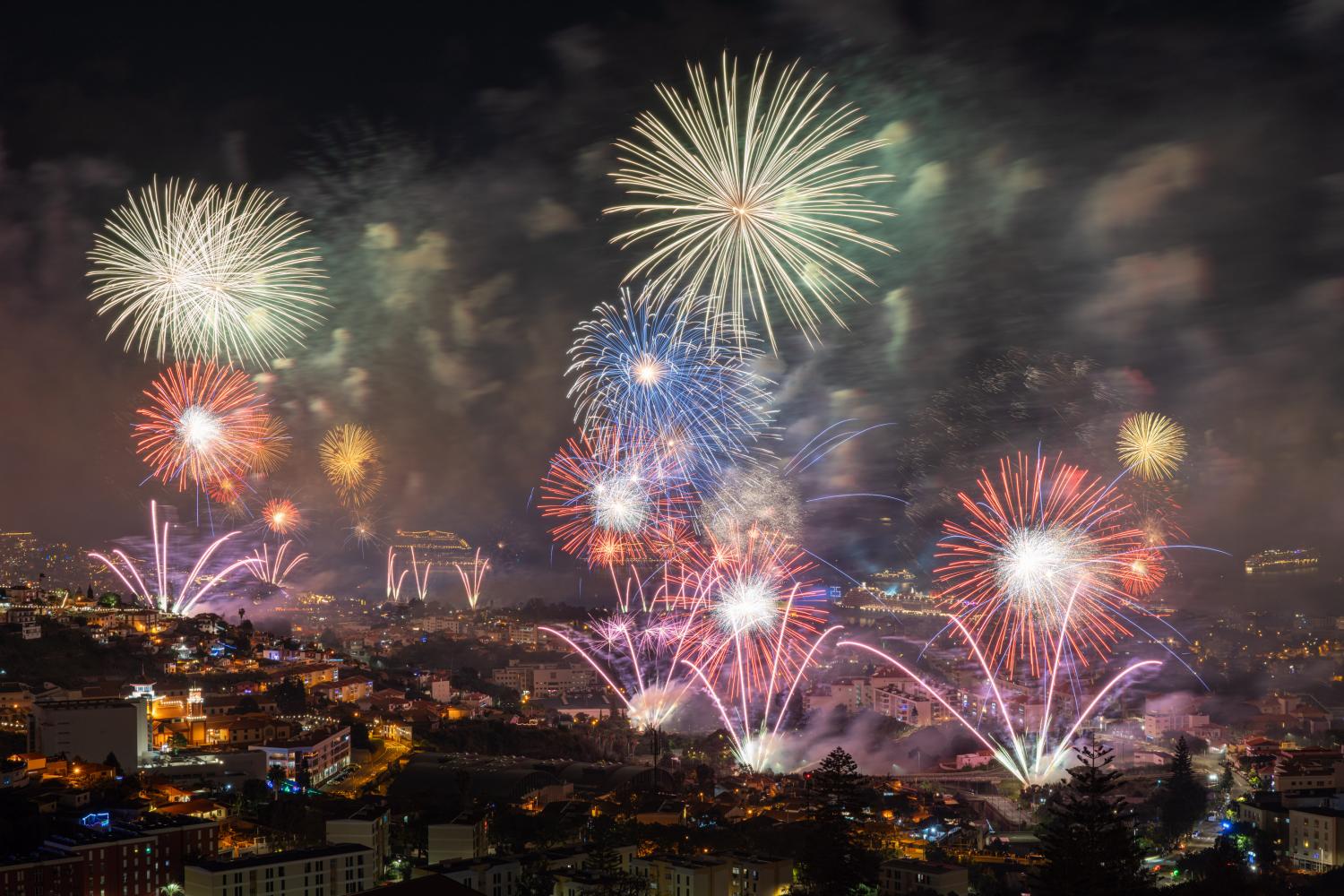 Olá, 2025: as 24 fotos que mostram como foi a passagem de ano no Funchal