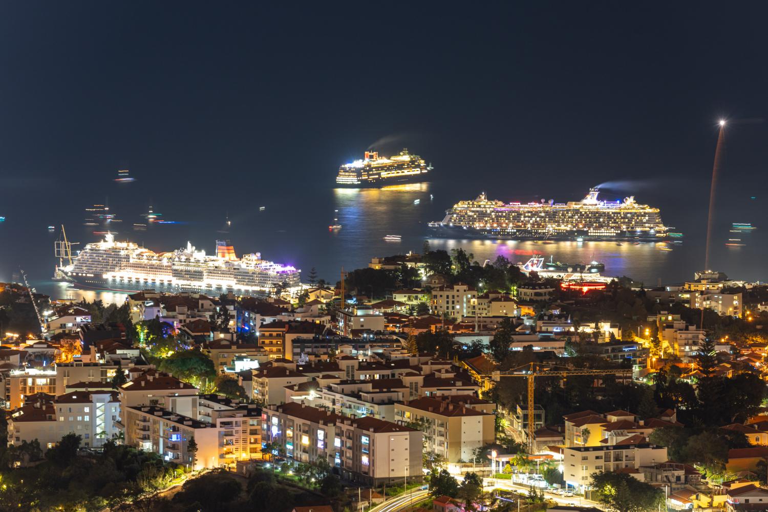 Olá, 2025: as 24 fotos que mostram como foi a passagem de ano no Funchal