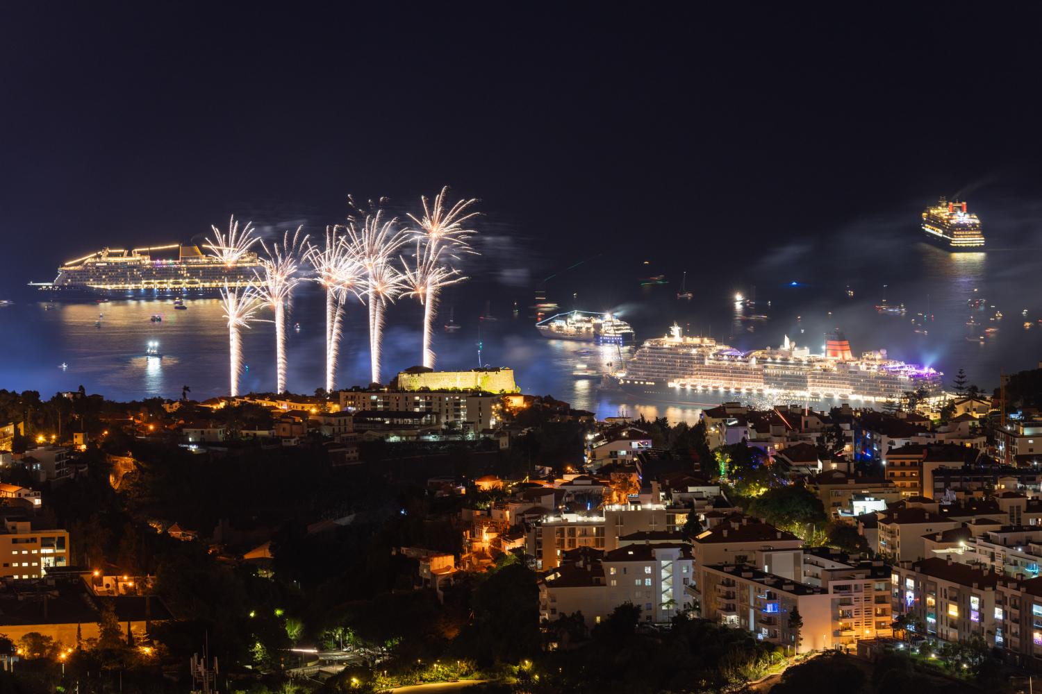 Olá, 2025: as 24 fotos que mostram como foi a passagem de ano no Funchal