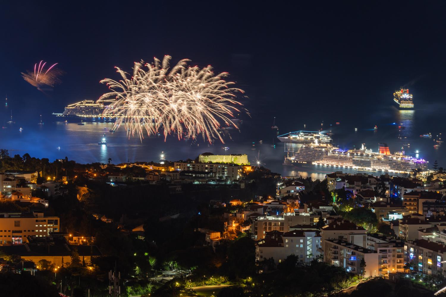 Olá, 2025: as 24 fotos que mostram como foi a passagem de ano no Funchal