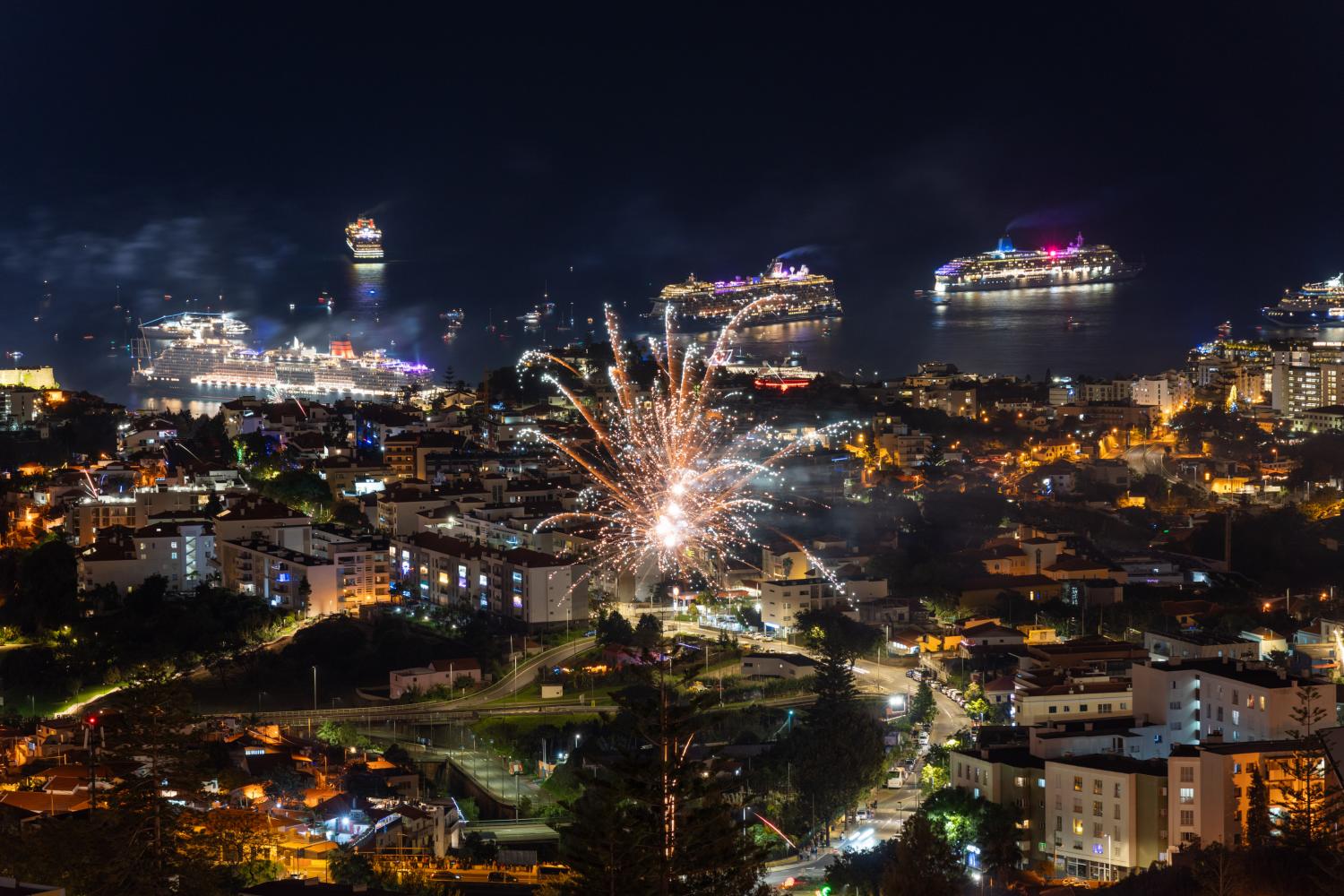 Olá, 2025: as 24 fotos que mostram como foi a passagem de ano no Funchal